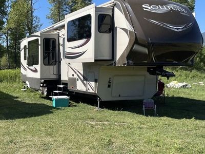 2015 Grand Design Solitude 42 foot Fifthwheel