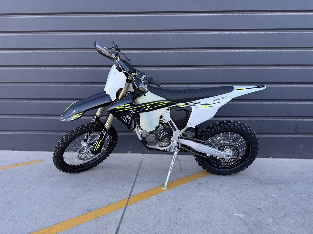 2026 Triumph TF 450-C Jet black/ Pure white