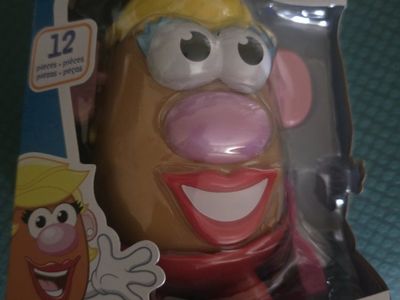 Playskool Friends Mrs. Potato Head 12-Piece Toy Figure - New in Box