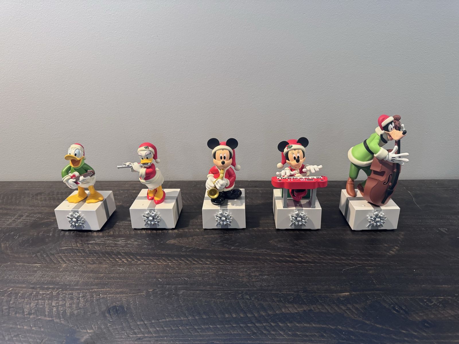 2013 Hallmark Disney Wireless Musical & Animated Band Set.