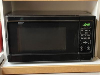 LIKE NEW 1000W COUNTERTOP MICROWAVE – $40 OBO