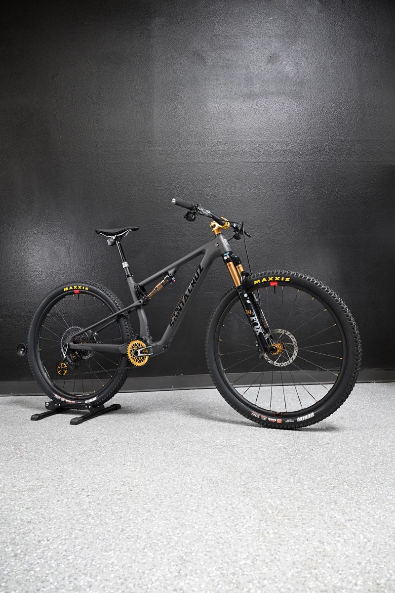 2025 Santa Cruz Blur TR Matte Carbon Custom