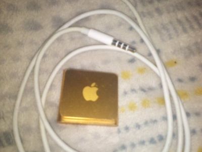 Apple iPod Shuffle 4th Gen Gold Portable Digital Music Player with USB Cable