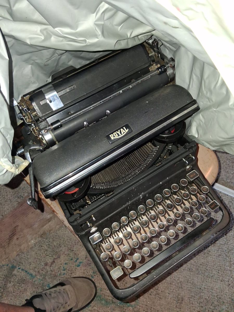 Royal Portable Manual Typewriter - Vintage Black Typewriter