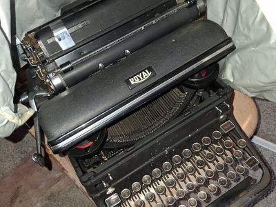 Royal Portable Manual Typewriter - Vintage Black Typewriter