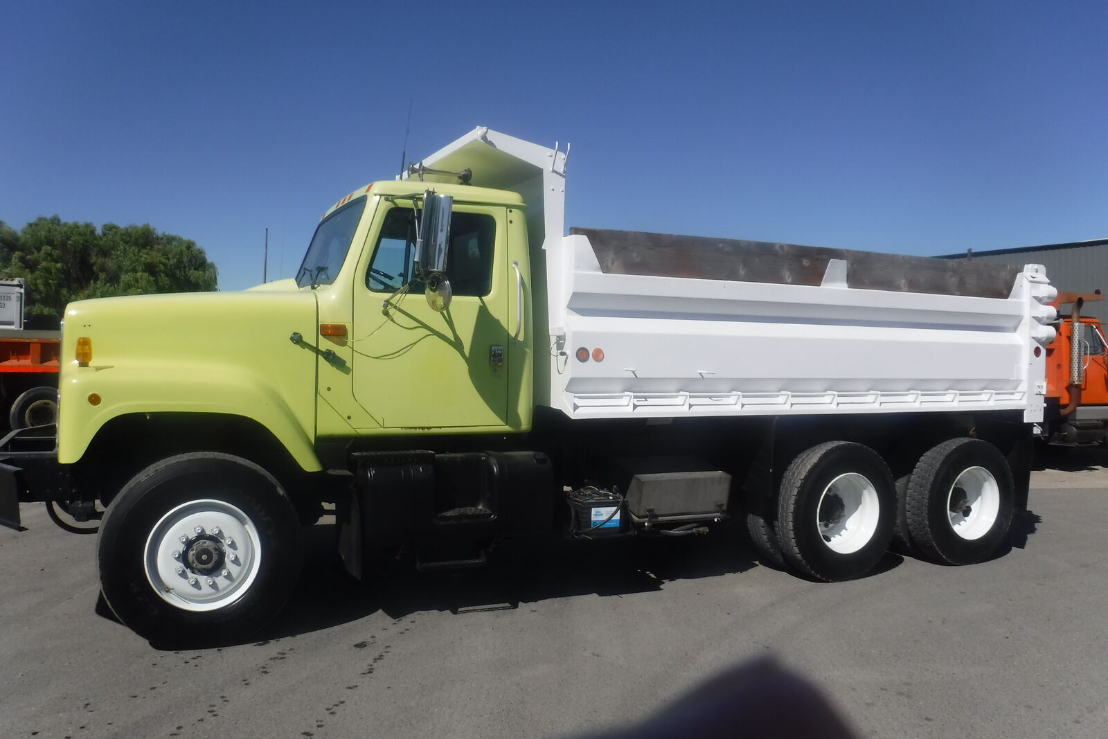 2003 IHC 2564 Tandem axle dump truck