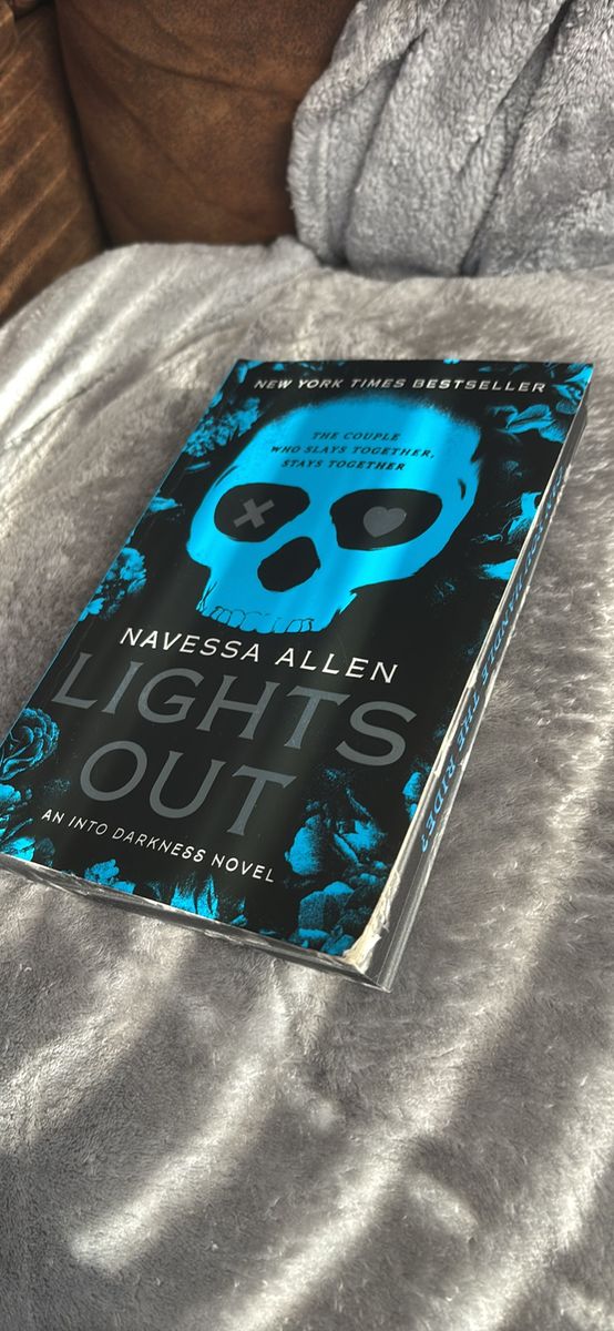 Lights out - Navessa Allen