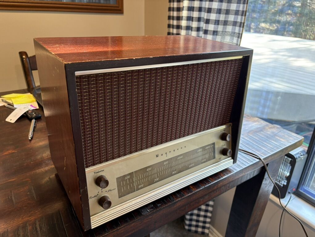 Magnavox AM13 Table Model Tube Radio