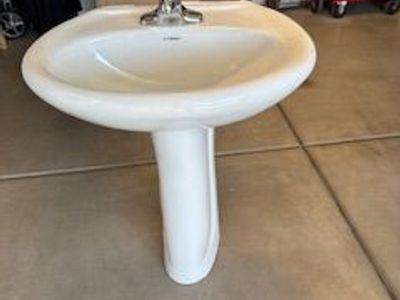Pedestal sink