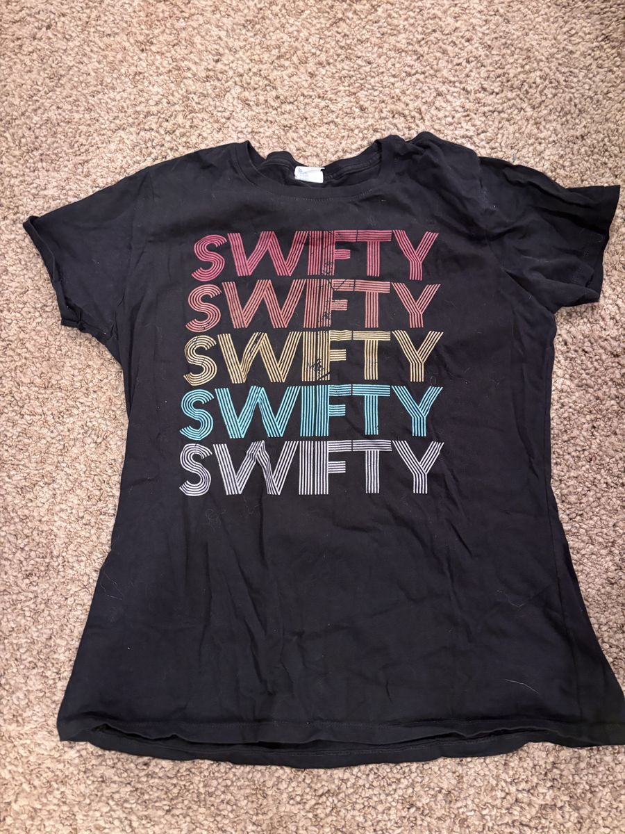 Women’s Taylor Swift t-shirt size large
