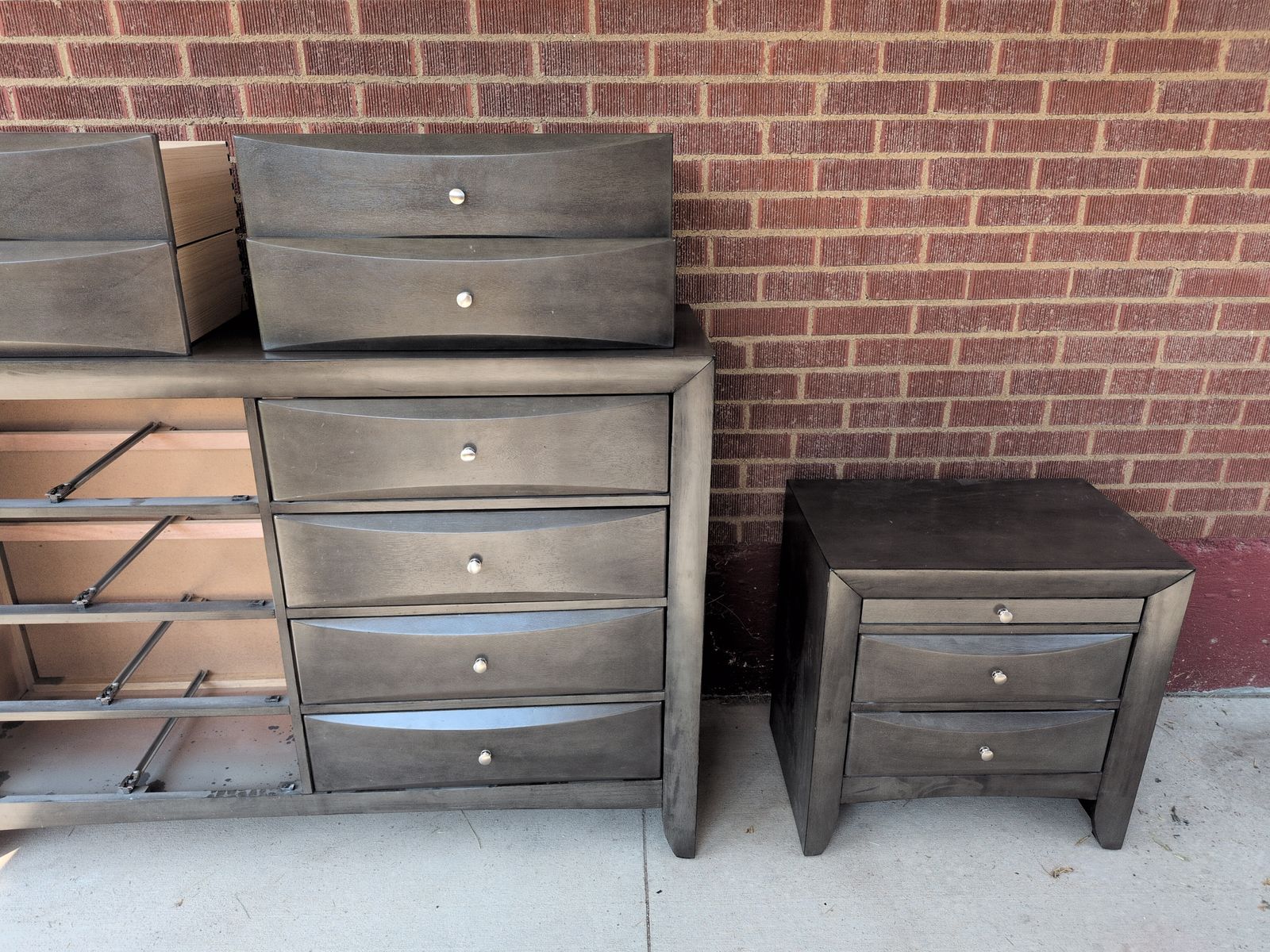 Queen Bedroom Set - Lots of Drawers