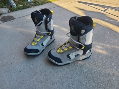 snowboard boots M7 W8
