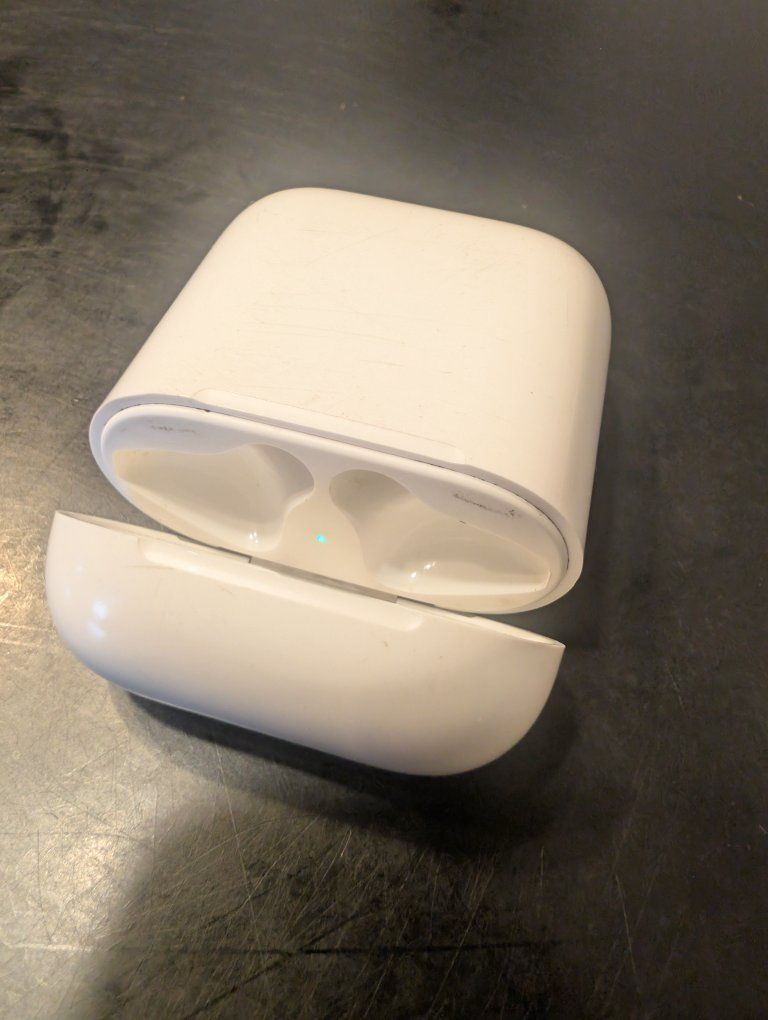 Apple AirPod Lightning Charging Case