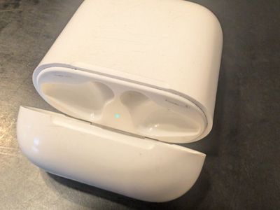 Apple AirPod Lightning Charging Case