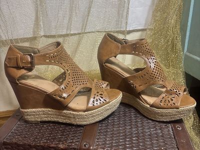 REPORT 3.5” platform sandals