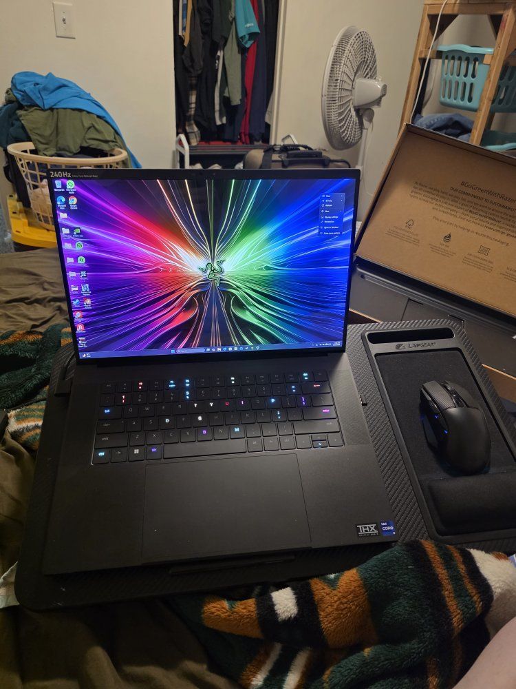 Razer Blade 16 Gaming Laptop - Intel Core i9, RTX 4090 4tb 32 gb ddr5 ram oled 240 hz with cooler