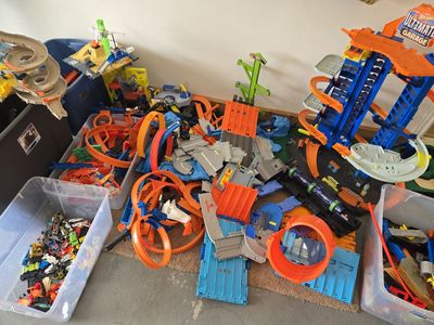 HOT WHEELS HUGE LOT, Vintage sets, Ultimate Garage & Cars!