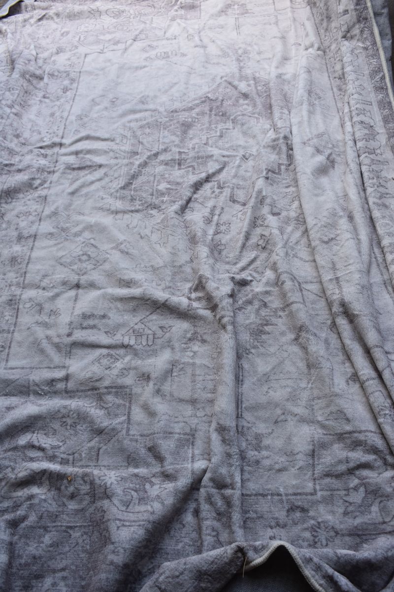 Beautiful  light grey and white 6 x 9 abstract rug