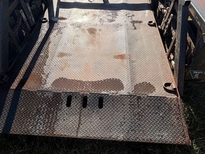 JLG 7610 trailer with hydraulic deck