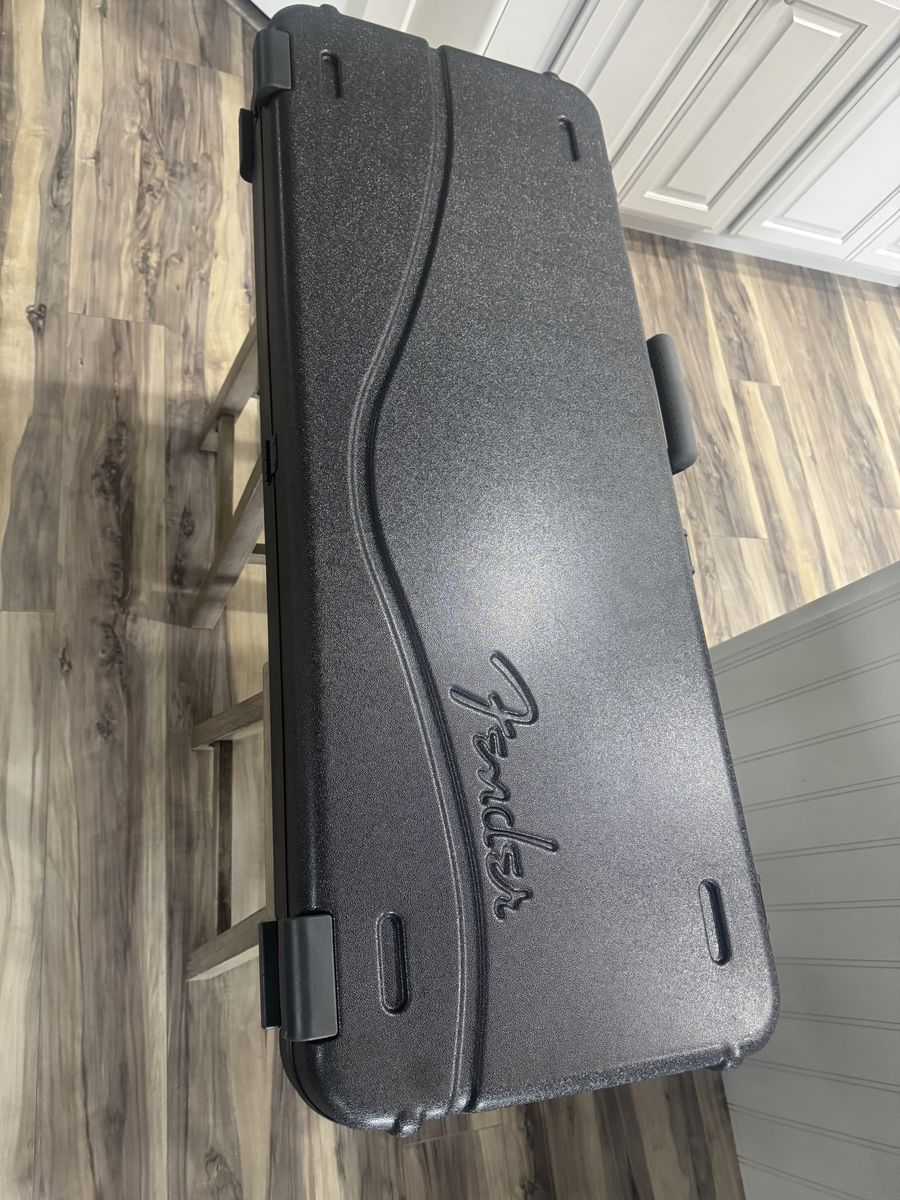 Locking Fender Heay Duty Guitar Hard Case