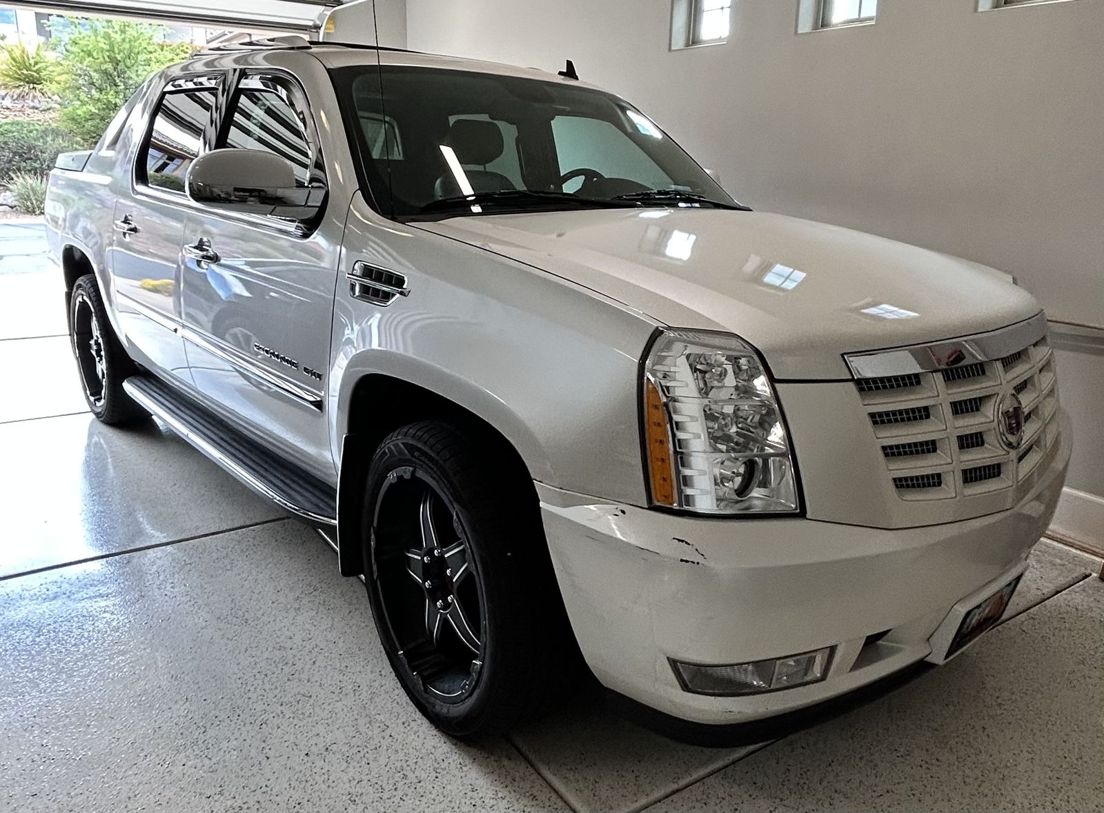 2011 Cadillac Escalade AWD – New Trans – 148k Miles