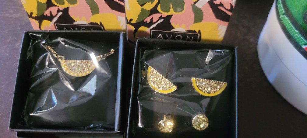 AVON Sunny Days Necklace & Stud Earring Duo Set New in Box