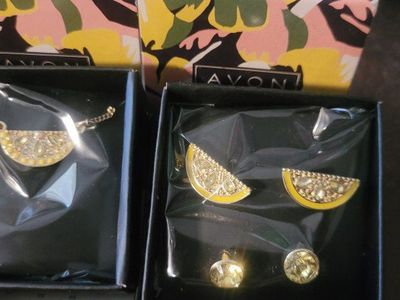 AVON Sunny Days Necklace & Stud Earring Duo Set New in Box