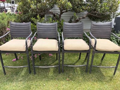 Set Of 4 Patio Bar Stools Counter Height. Excellent Condition