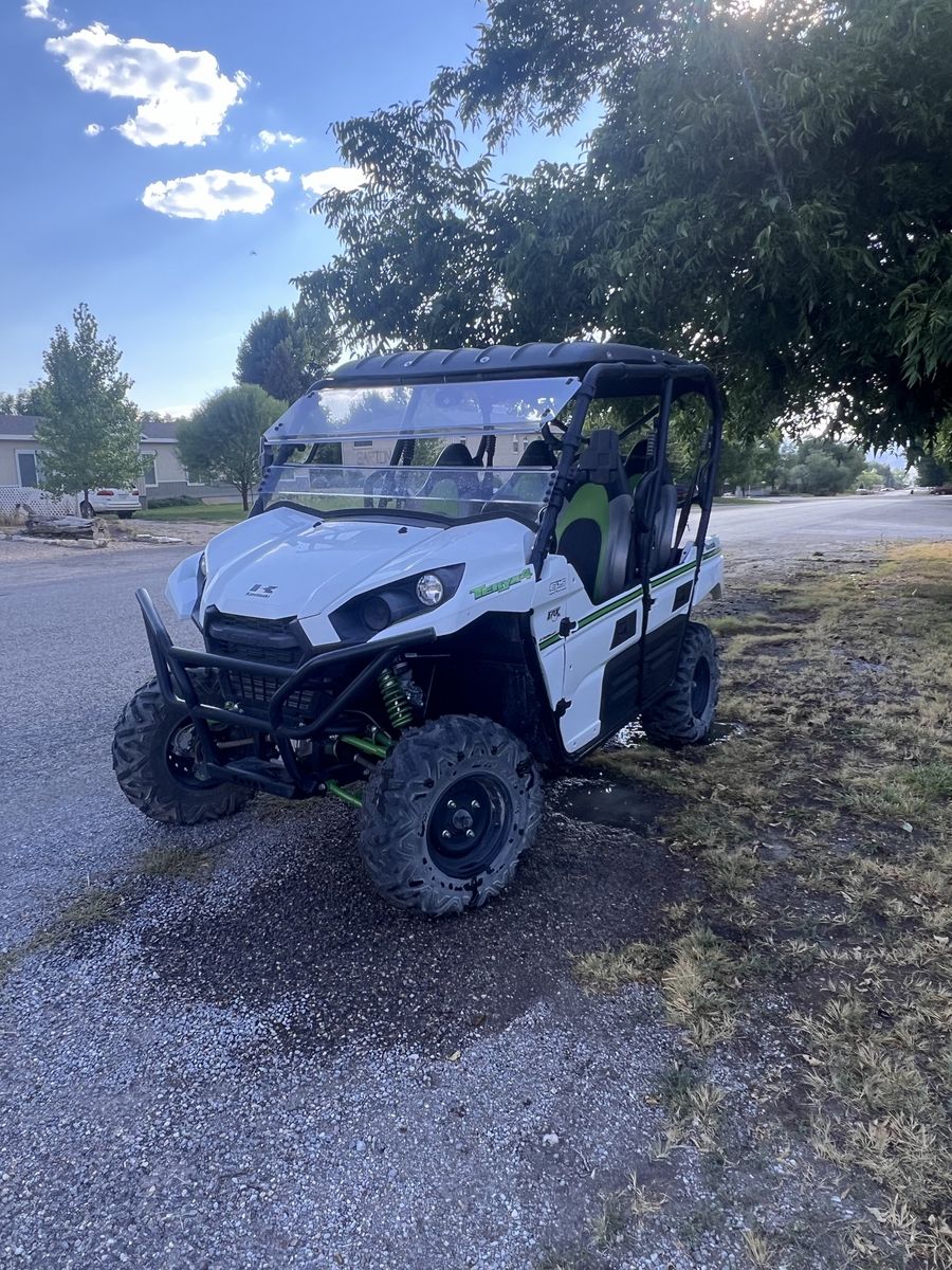 Kawasaki Teryx 4 750FI 4x4 UTV Side-by-Side - White/Green, Excellent Condition