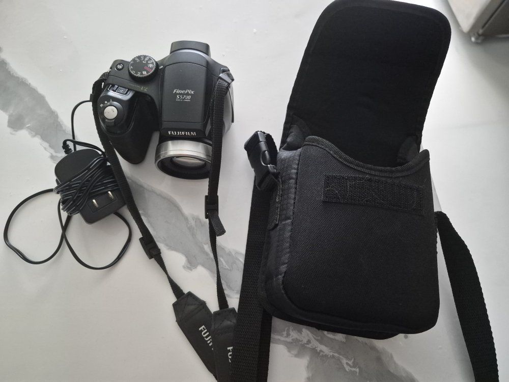 Fujifilm FinePix S5700 Digital Camera with Charger & Carry Bag