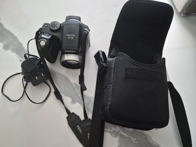 Fujifilm FinePix S5700 Digital Camera with Charger & Carry Bag