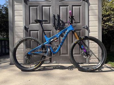 Pivot Mach 5.5 Medium Carbon Mountain Bike
