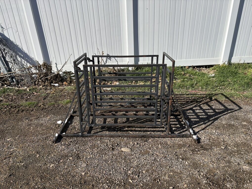 Small Bucking Chute/Goat Roping Chute