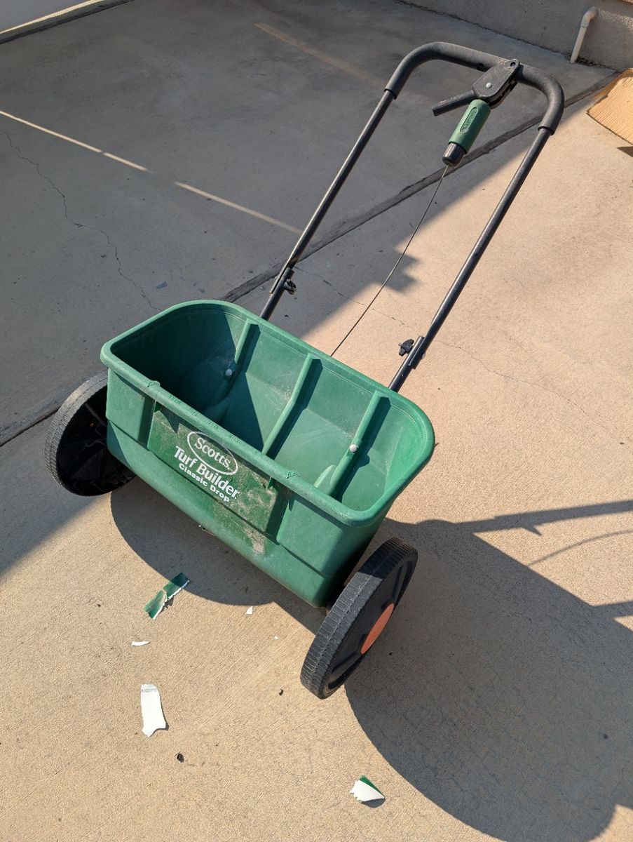 Scotts Turf Builder Classic Drop Spreader