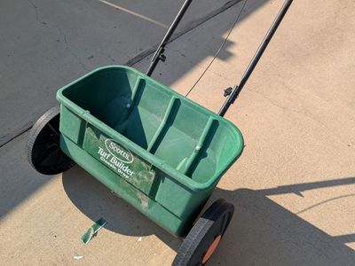 Scotts Turf Builder Classic Drop Spreader