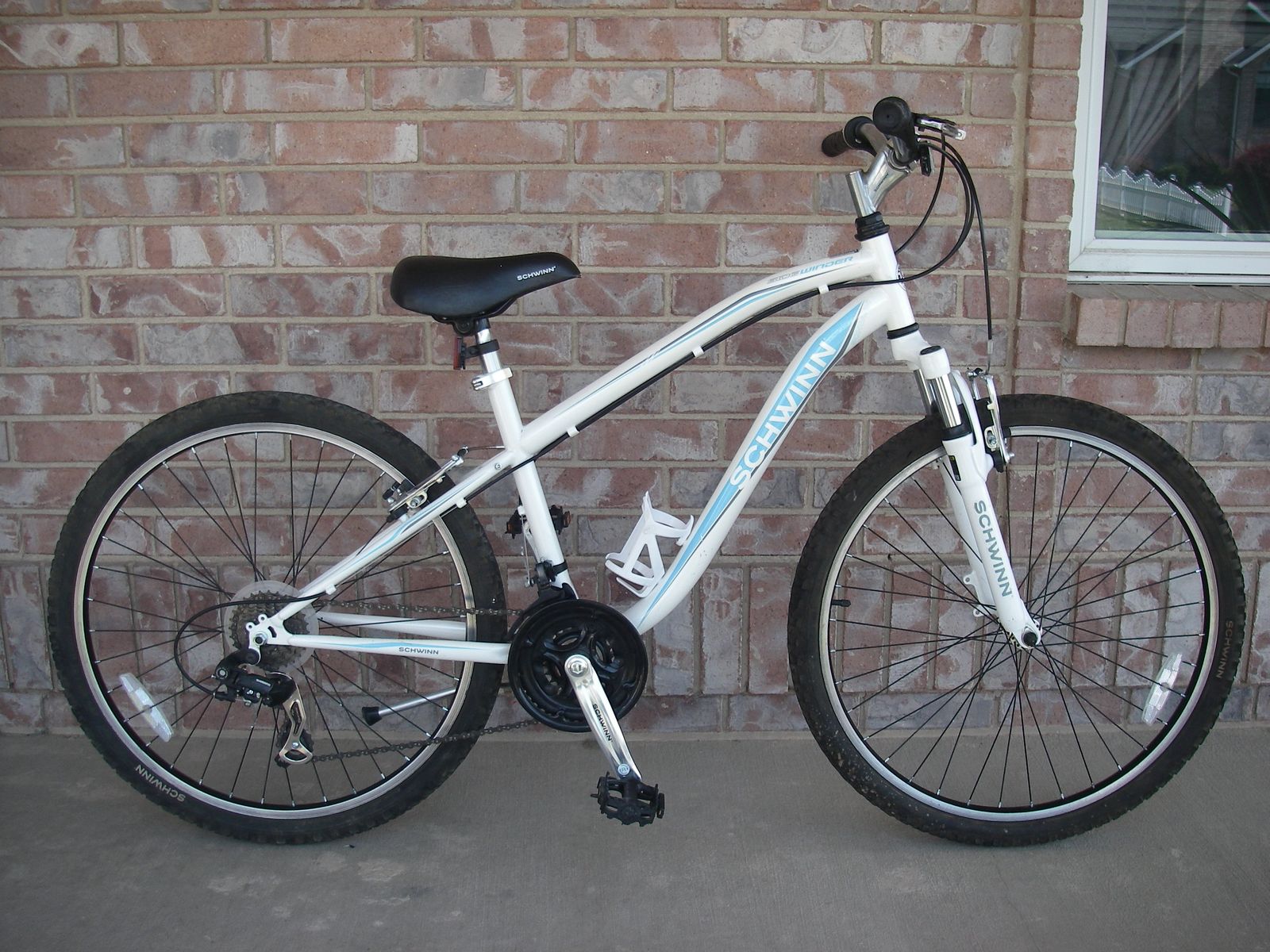 Womens 26" SCHWINN SIDEWINDER Mountain Bike, 21 Speed, Shocks, White / Blue