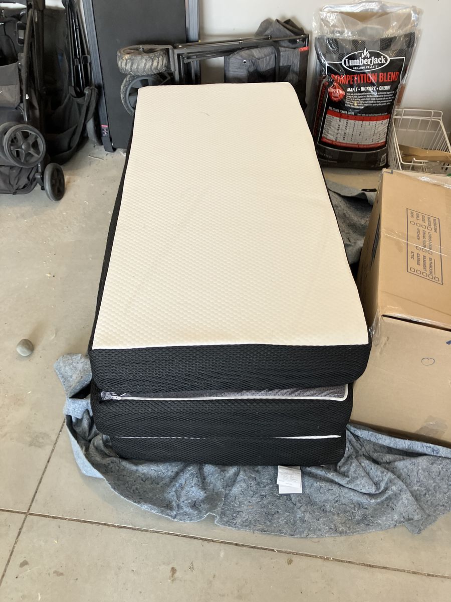 Memory foam folding mattress