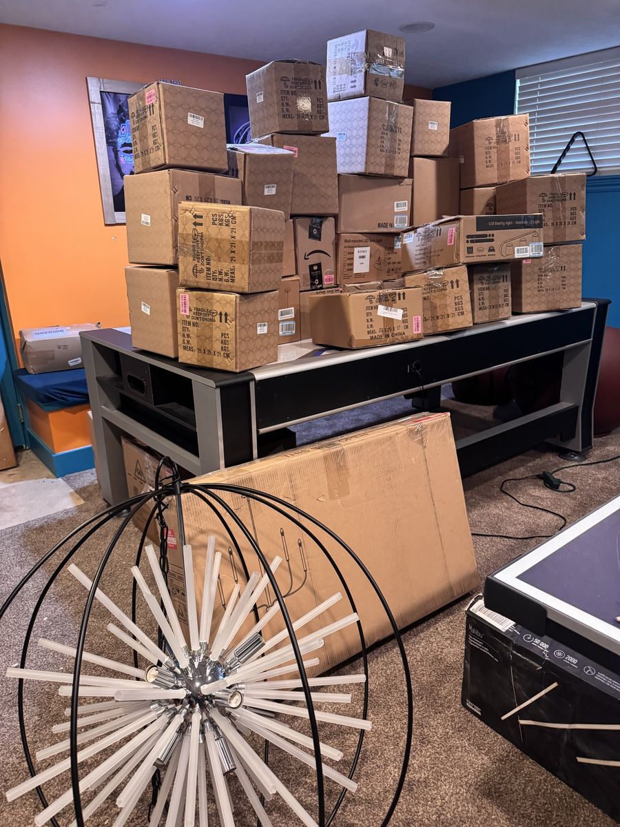 New-Pallet of Chandeliers, Light Fixtures, Pendant Lights, Lamps, Etc.