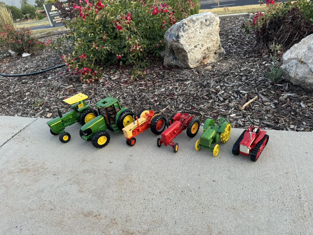 Diecast Tractors (Collectible)