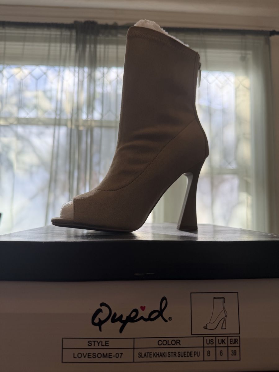 Qupid Lovesome 07 Slate Khaki Suede PU Heels Womens Size 8 Brand New