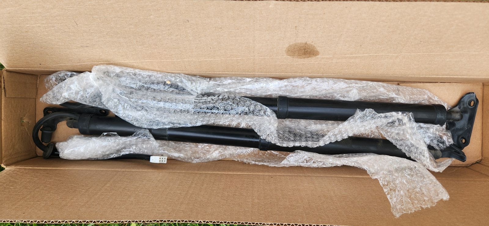 Toyota Highlander rear hatch struts 2014