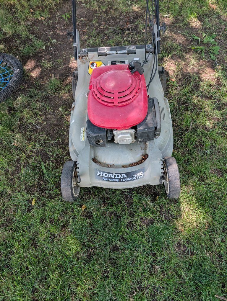 Used Honda Harmony HRM 215 Self-Propelled Gas Walk-Behind Lawn Mower