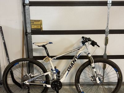 Giant Anthem Mountain Bike Full Suspension White 29er