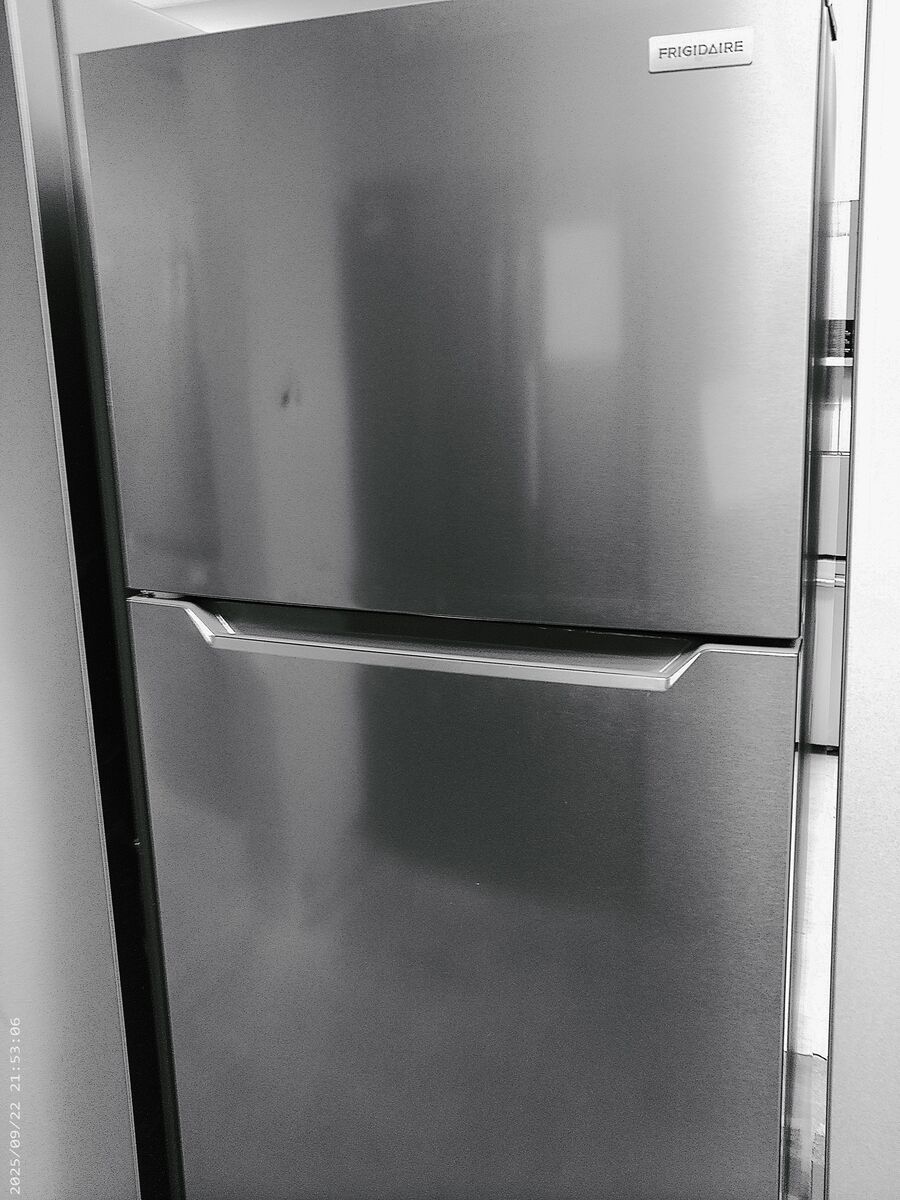 New 28 inch wide 18 cuft ~1 Year warranty~Stainless Look Finish