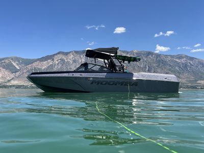 Salt Lake boat rentals, Captained and Delivered Surf boat adventure, Captain Wakeboarding/wake rental