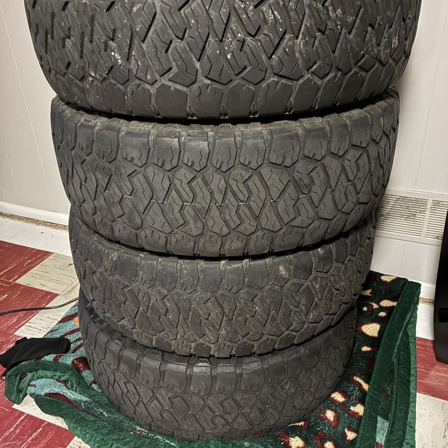Set of 4 Used MAXXIS LT275/70R18 RAZR AT