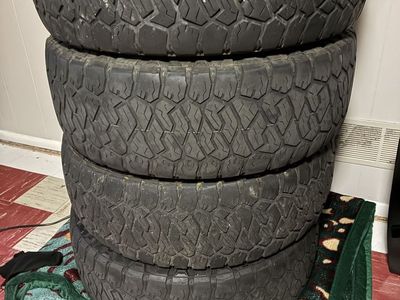 Set of 4 Used MAXXIS LT275/70R18 RAZR AT