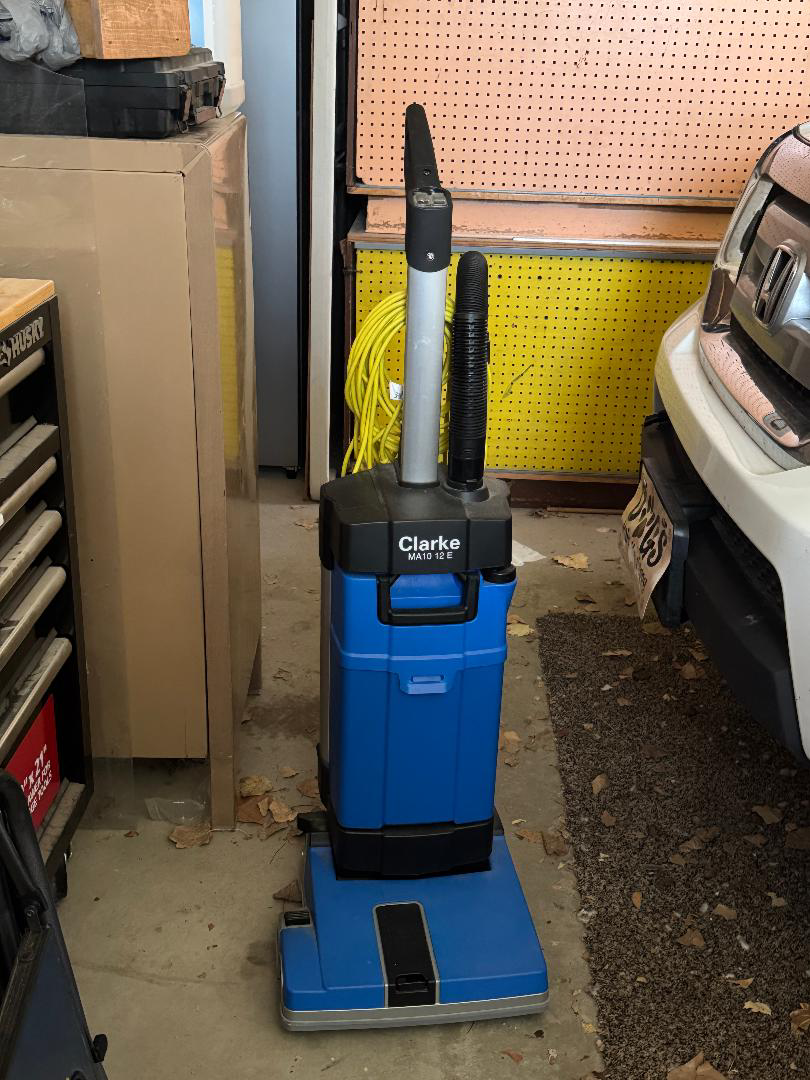 MA10 12E Upright Scrubber