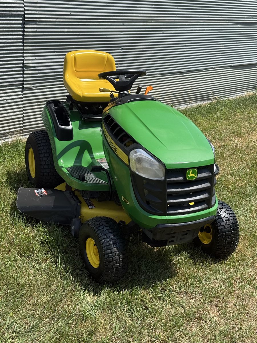 John Deere D110 Riding Lawn Mower