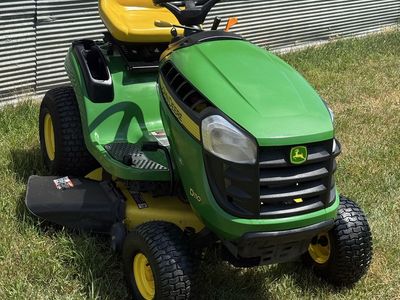 John Deere D110 Riding Lawn Mower